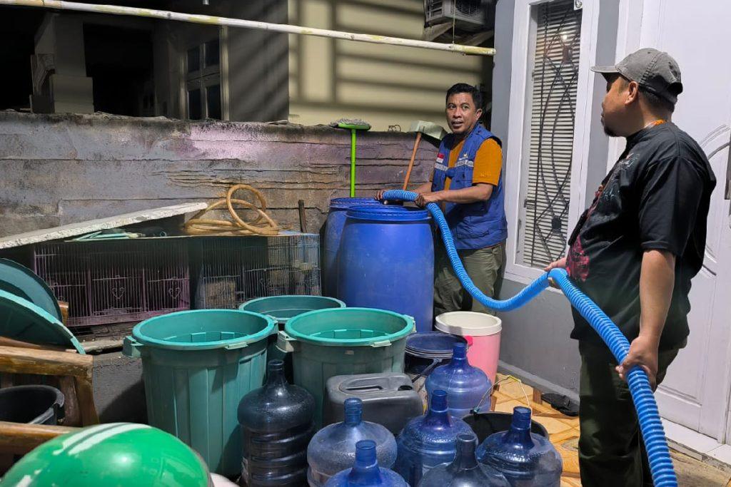 Darurat Kemarau! Hari Kedua Penyaluran Air Bersih Tembus Pemukiman Terdampak Hingga Malam Hari
